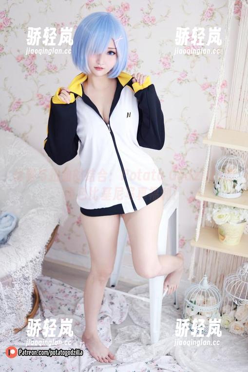 优雅与扭曲的结合：Potato Godzilla的黄色比基尼写真福利！